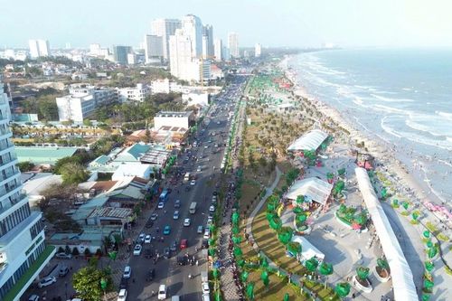 Du khách đổ về kín đặc bãi tắm Vũng Tàu trong sáng ngày mùng 5 Tết