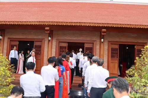 Đông đảo người dân dâng hương, tham quan Nhà thờ Bác Hồ