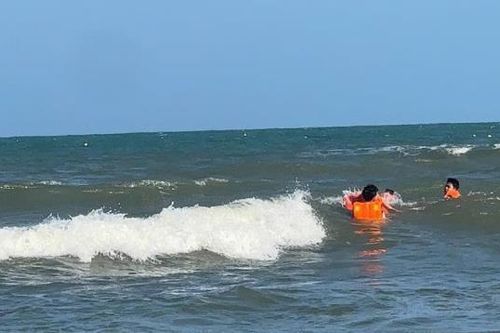 3 người trong một gia đình gặp nạn khi tắm biển Mỹ Khê, 2 người mất tích
