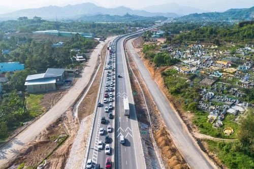 Mùng 5 Tết, ô tô xếp hàng dài qua lối ra cao tốc Hòa Liên – Túy Loan