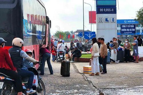 Người dân Hà Tĩnh vất vả đón xe vào Nam, ra Bắc sau tết