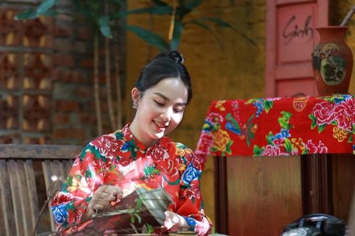 Nữ MC Nghệ An gia nhập đường đua ảnh Tết với áo dài họa tiết con công độc đáo