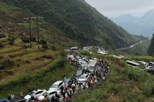Đèo Mã Pì Lèng ùn tắc, dịch vụ lưu trú quá tải, khách chật vật tìm phòng