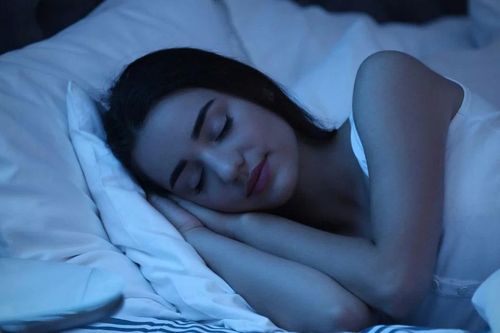 Thói quen buổi tối âm thầm cải thiện giấc ngủ, làn da