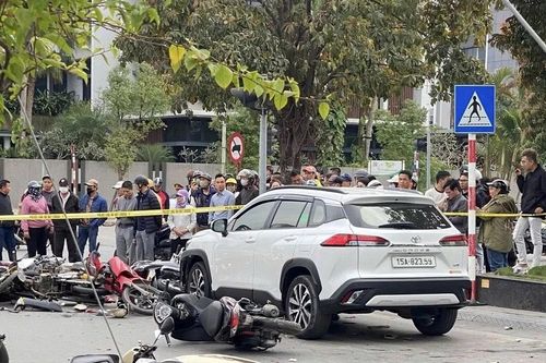 Ô tô tông 12 xe máy dừng đèn đỏ ở Hải Phòng, 3 người bị thương