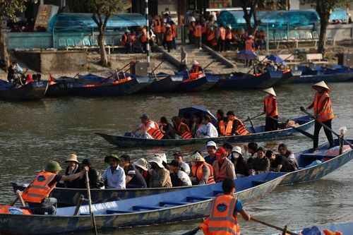 Chùa Hương đón hàng vạn du khách trước ngày khai hội