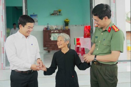 Những mái ngói mới ấm tình quân dân