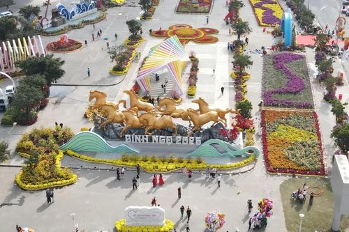 Hàng vạn du khách đến với 'Xuân di sản - kỳ quan số' Quảng Ninh