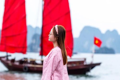 Người dân đua nhau check in ở vịnh Hạ Long