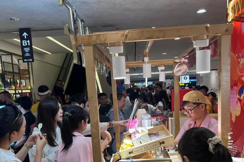 Hàng quán ở trung tâm thương mại đông nghịt khách mùng 5 Tết