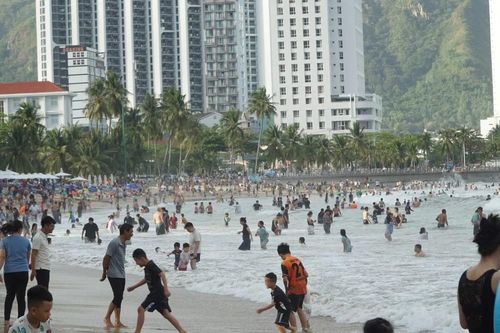 Cứu 10 người bị sóng lớn cuốn tại biển Nha Trang