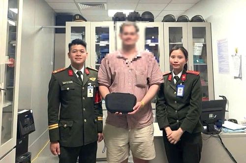 Du khách Úc xúc động khi nhận lại tài sản thất lạc tại Huế