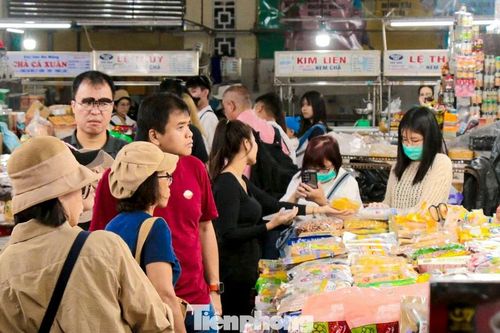 Du khách tấp nập đi chợ Hàn mùng 5 Tết