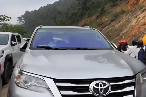 Ô tô đỗ chắn lối lên chùa Đại Tuệ ở Nghệ An gây ùn tắc kéo dài