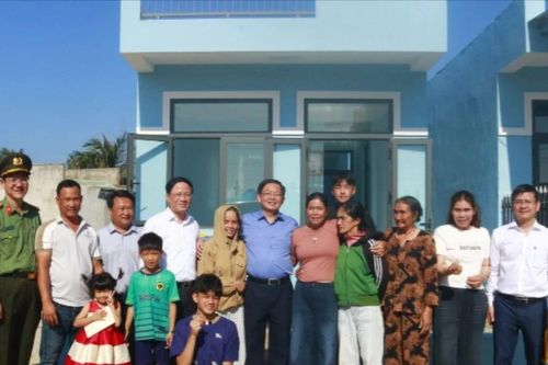 Phó Thủ tướng Hồ Quốc Dũng thăm người dân trong khu tái định cư bị ảnh hưởng mưa bão
