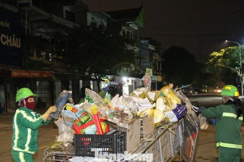 Tết không nghỉ của những người thầm lặng làm sạch từng con phố