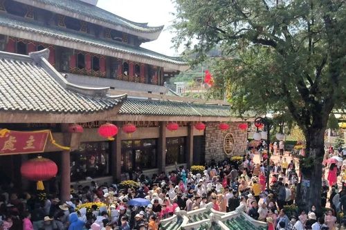 Chen chân viếng Bà Chúa Xứ