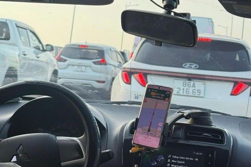 Chiều mùng 5 Tết, nhiều tuyến đường về TPHCM kẹt cứng phương tiện