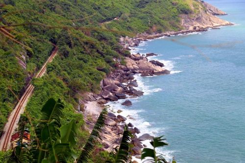 Đèo Cả - Nơi 'biển ngọc ôm núi' và đoàn tàu đi giữa trời xanh