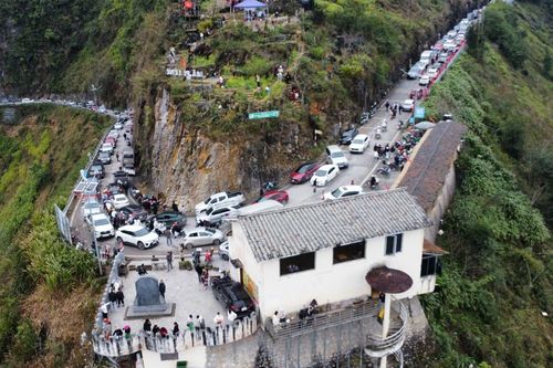 Tắc đường, cháy phòng ở Tuyên Quang, chủ homestay mở kho cho khách ngủ miễn phí