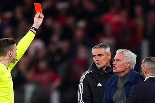 Mourinho bị nghi ngờ cố tình ăn thẻ đỏ để 'né' tái đấu Real Madrid