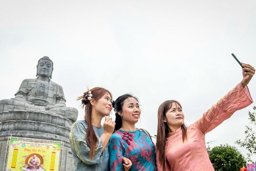 Khách đổ về ngôi chùa ở Ninh Bình có tượng Phật bằng đá xanh lớn nhất Việt Nam
