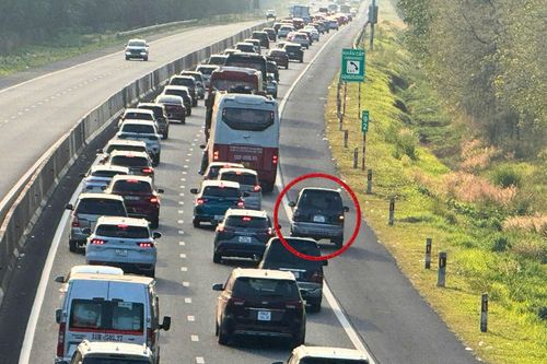 Dòng ô tô ùn ứ trên cao tốc về TPHCM, tài xế bất chấp chạy vào làn khẩn cấp