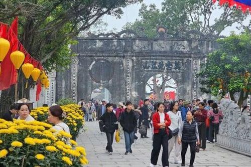 Hơn 15 vạn du khách tham quan, chiêm bái các di tích phía tây Hải Phòng dịp đầu Xuân