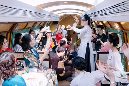 Du xuân bằng tàu di sản: Khi hành trình Tết trở thành không gian kết nối ký ức đô thị