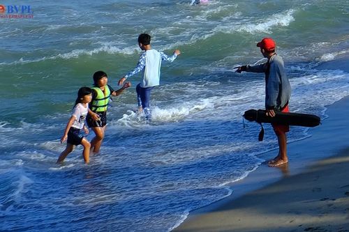 Cứu nhiều du khách bị sóng biển cuốn ra xa bờ