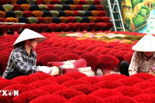 Giữ lửa làng nghề Tết Việt trong dòng chảy hiện đại