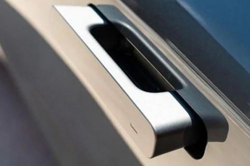 Tay nắm cửa ẩn chính thức bị loại bỏ tại thị trường Trung Quốc