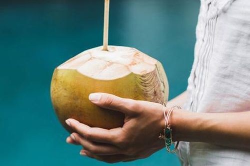 Uống nước dừa sáng sớm cực tốt, nhưng ai thuộc 2 nhóm này phải kiêng