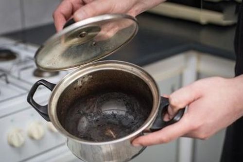 Nồi cháy đen cũng sạch bong chỉ trong vài phút, bí quyết ít người biết