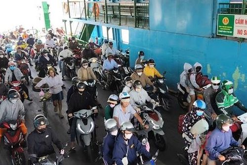 Dòng người cuồn cuộn qua phà Cát Lái chiều mùng 5 Tết, nhịp sống Tp.HCM sôi động trở lại