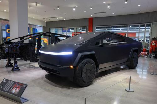 Tesla ra mắt phiên bản Cybertruck giá rẻ