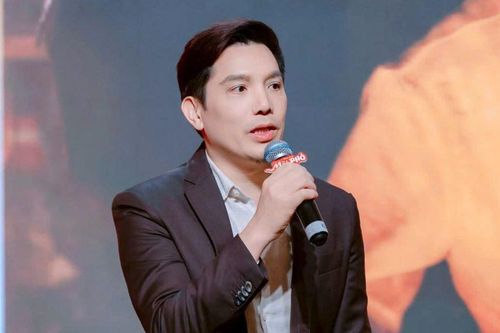 Phản ứng của đạo diễn Mùi Phở sau khi giám đốc Lotte Entertaiment 'quỳ gối' trước khán giả