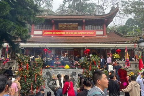 Du khách ùn ùn đổ về Tây Thiên sáng mùng 5 Tết