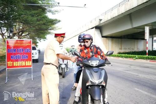 Công an Đồng Nai 'tiếp sức' người dân trở lại làm việc sau kỳ nghỉ Tết