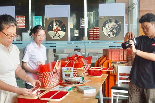 Tết của những người trẻ không nghỉ