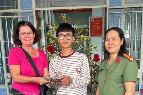 Du khách Na Uy nhặt được ví tiền giao lại Công an phường Bắc Nha Trang tìm người đánh mất