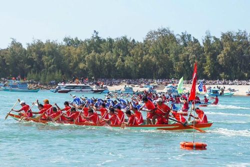 Phú Quý rộn ràng hội đua thuyền đầu xuân