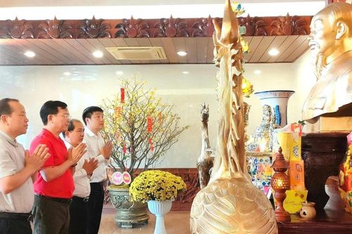 Chủ tịch UBND tỉnh Lâm Đồng Hồ Văn Mười dâng hương tại Bảo tàng Hồ Chí Minh Bình Thuận