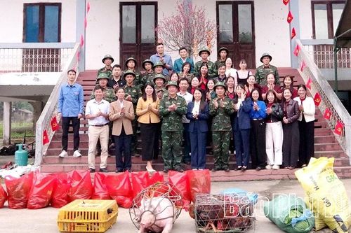 Nhân dân xã Đoan Hùng chúc Tết, tặng quà cán bộ, chiến sĩ vận hành cầu phao Đoan Hùng