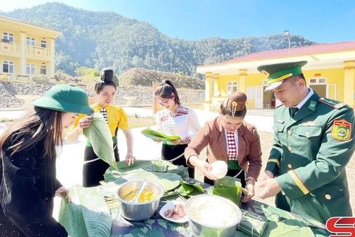Gác niềm riêng thêm xuân mới