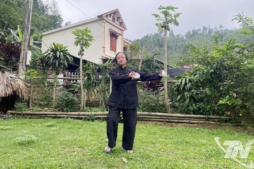 Xem múa bát trong sắc xuân bản Tày