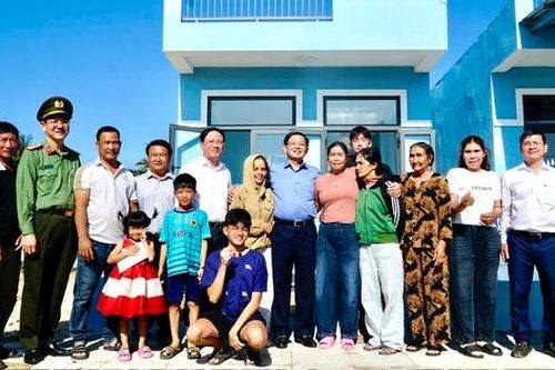 Phó Thủ tướng Hồ Quốc Dũng kiểm tra kết quả xây dựng nhà trong 'Chiến dịch Quang Trung'