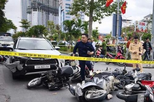 Ô tô đâm liên hoàn 12 xe máy đang chờ đèn đỏ ở Hải Phòng, nhiều người bị thương