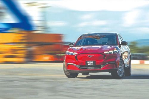 Ford Việt Nam đạt kỷ lục doanh số năm 2025, vinh dự nhận bằng khen của Thủ tướng