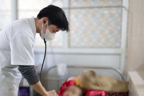 Bé trai 3 tuổi bỏng thực quản do uống nhầm axit
